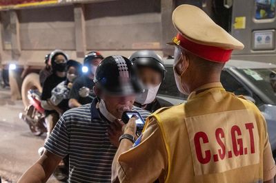 Bị CSGT Hà Nội phát hiện vi phạm nồng độ cồn, nhiều tài xế nói 'vẫn tỉnh táo'