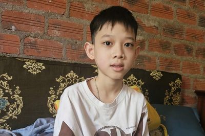 8 năm đưa con trai đi chữa ung thư máu, vợ chồng nghèo hết cách tính bán nhà