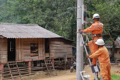 Bản làng người Chứt bừng sáng khi điện lưới quốc gia về đến từng nhà