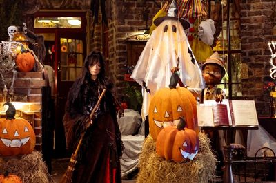 Quán cafe ở Hà Nội mạnh tay chi hàng trăm triệu đồng, 'biến hình' đón Halloween