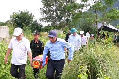 Tìm thấy hài cốt nữ liệt sĩ bọc trong hai lớp võng dù từ tin báo của người dân