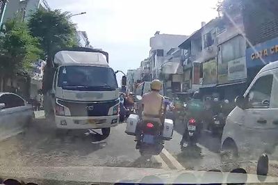 Thượng úy cảnh sát dùng mô tô đặc chủng mở đường cho chồng đưa vợ sắp sinh đến viện