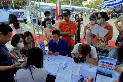 Sinh viên mới ra trường nhận lương 15 triệu, lao động U50 bỏ lương nghìn USD tìm việc mới