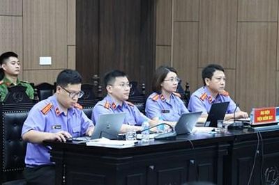 Kiểm sát viên xét hỏi Mr Pips về khoản tiền hơn 6,4 tỉ đồng trả cho 'tổ tư vấn'