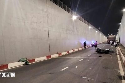Thành phố Hồ Chí Minh: Va chạm với xe ben trong hầm chui, hai người tử vong