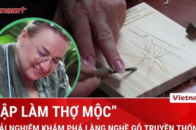 Du khách tỉ mẩn tập khắc gỗ, trải nghiệm cảm giác làm thợ mộc làng nghề