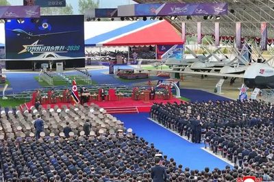 Triều Tiên phô diễn sức mạnh quân sự, trưng bày 30 mẫu UAV, phóng đạn pháo phản lực 600 mm