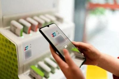 Người trẻ Trung Quốc giao ví tiền cho người lạ giữ để tránh nghiện mua sắm