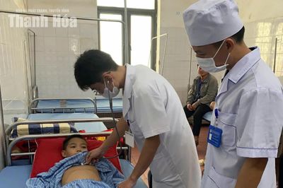 Người dân Lào vượt núi sang Mường Lát khám, chữa bệnh