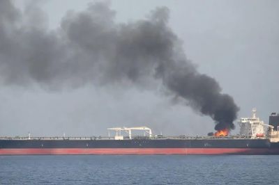 Iran tuyên bố 4 tàu chở dầu trúng thủy lôi bốc cháy tại Hormuz, Mỹ gia tăng sức ép