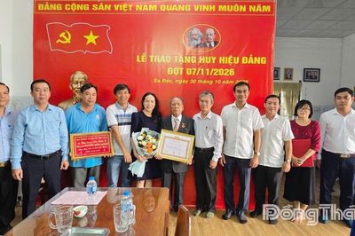 Đồng chí Đinh Văn Dũng trao huy hiệu Đảng cho 3 đảng viên lão thành phường Sa Đéc