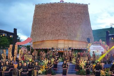 Trình diễn âm nhạc, nhạc cụ dân tộc và chương trình nghệ thuật thuộc Festival cồng chiêng