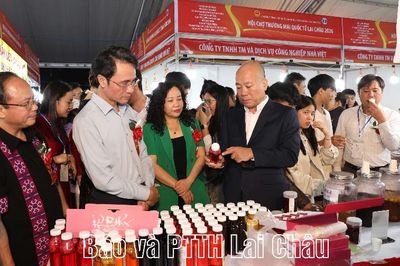 Trên 20 nghìn lượt khách tham quan, mua sắm Hội chợ Thương mại Quốc tế Lai Châu năm 2016