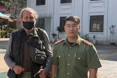 Công an phường Sa Pa hỗ trợ du khách Tây Ban Nha, đảm bảo sức khỏe để làm thủ tục về nước