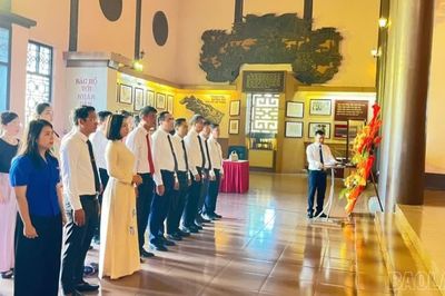Đảng ủy UBND tỉnh Lào Cai báo công dâng Bác tại Thanh Hóa