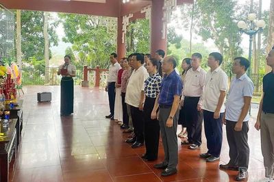 Chủ tịch Hội đồng Lý luận Trung ương Nguyễn Xuân Thắng dâng hương tại Khu tưởng niệm Hồ Chí Minh, phường Nghĩa Lộ