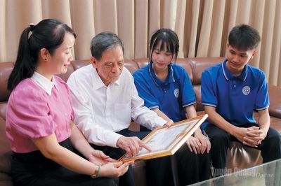 Thầy giáo Tạ Đức Xuân - Người Hiệu trưởng gần 20 năm gắn bó với Trường THPT Tân Trào