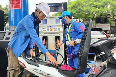 Thuế tiêu thụ đặc biệt giảm về 0%, giá xăng giảm hơn 1.800 đồng/lít