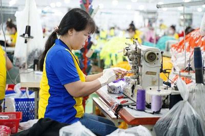 Doanh thu nào được tính để xác định điều kiện giảm 30% thuế TNDN?