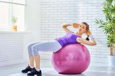 Mới tập yoga nên mua gì? 8 món dụng cụ giúp bạn tập tại nhà dễ dàng hơn