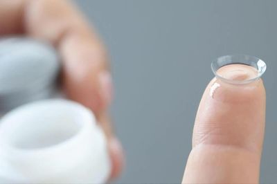 Đeo kính áp tròng: 5 điều không nên xem nhẹ để bảo vệ thị giác