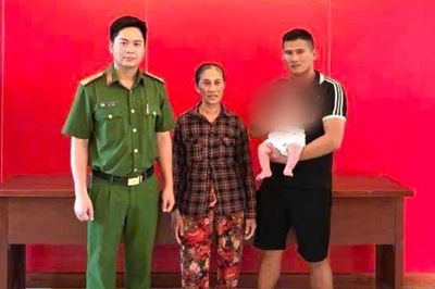 Bé gái 2 tháng tuổi bị bỏ rơi trong thùng carton trước cổng nhà dân ở Hải Phòng