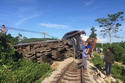 Va chạm với máy xúc, tàu Bắc - Nam trật bánh
