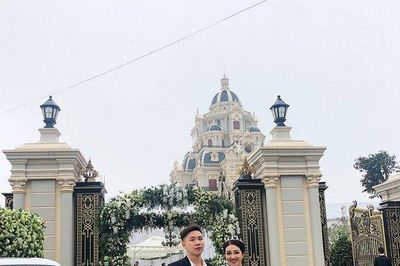 Lâu đài 7 tầng diễn ra đám cưới gây 'sốt' cộng đồng mạng, cô dâu đeo vàng trĩu cổ