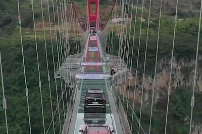 Clip: Chiêm ngưỡng cây cầu kính dài 526m, ô tô có thể đi qua được ở Trung Quốc
