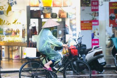 Vì sao bão tan, miền Bắc vẫn đón mưa lớn cả tuần?