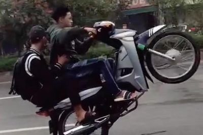 'Bốc đầu' xe máy đăng Tiktok, nam thanh niên bị xử phạt