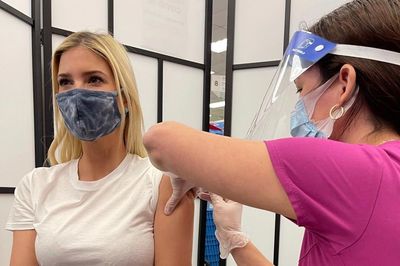 Khoe ảnh tiêm vaccine, Ivanka Trump gây bất bình