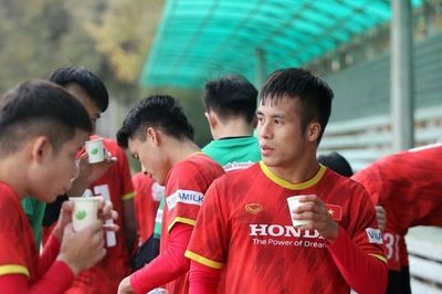 Tập làm quen thời tiết ở Kyrgyzstan, U23 Việt Nam uống trà gừng chống lạnh