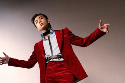 SOOBIN pose dáng ấn tượng, Cường Seven điển trai với suit lịch lãm