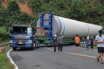 Xe siêu trường chở thiết bị điện gió chắn ngang đèo Phượng Hoàng