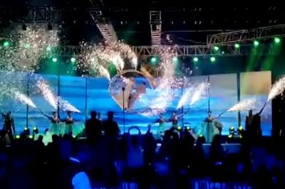 Thót tim cảnh cô dâu chú rể ngã từ vòng lửa cao gần 4 m