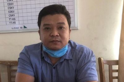 Lái ô tô đi uống cà phê rồi cạy cốp xe máy lấy trộm túi xách
