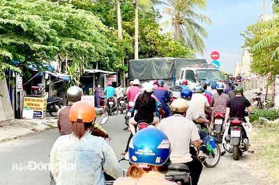 Xem xét lắp đặt biển cấm xe ô tô qua cầu Ghềnh từ xa