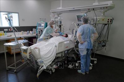 Số ca nhập viện vì COVID-19 tại Pháp tăng vọt