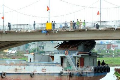 Tàu thủy đâm biến dạng dầm cầu Thái Bình