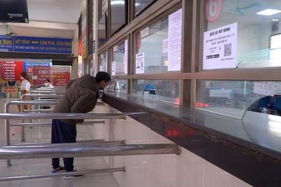Khung cảnh vắng vẻ của bến xe Mỹ Đình ngày giáp Tết