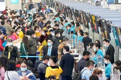Hết Tết, ùn ùn trở lại TP HCM, Hà Nội