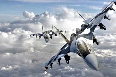 Chiến đấu cơ Su-35 Nga bay 'sượt' qua đầu máy bay trinh sát Mỹ ở cự ly chỉ 1,5m