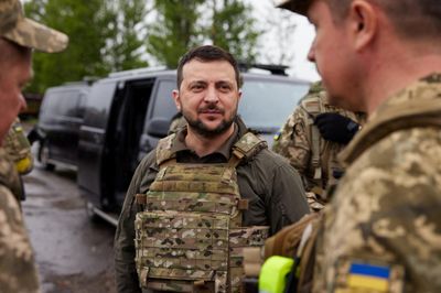 Tổng thống Zelensky tới tiền tuyến miền Đông động viên binh sĩ