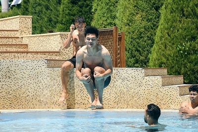 U23 Thái Lan thả lỏng ở bể bơi sau trận hòa Việt Nam