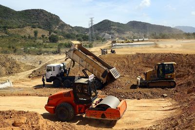 Cao tốc Bắc - Nam vẫn khó khăn về vật liệu đất đắp