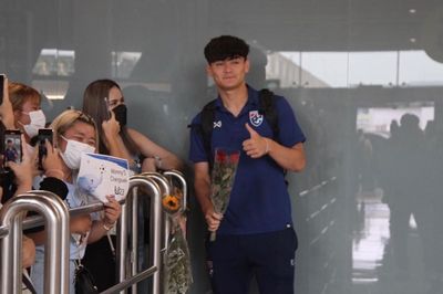 U23 Thái Lan về nước trong vòng vây của người hâm mộ