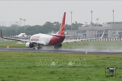 Máy bay Ấn Độ hạ cánh khẩn cấp do cháy động cơ