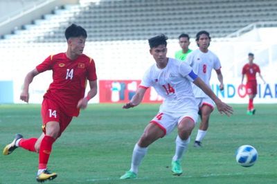 Thắng đậm Philippines, U19 Việt Nam tạm chiếm đầu bảng