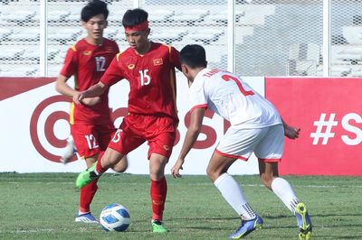Va chạm với đối thủ, tiền đạo U19 Việt Nam phải khâu 5 mũi ở đầu